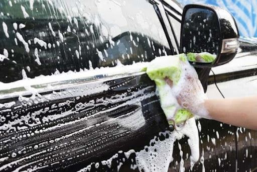 Hướng dẫn đánh bóng xe ô tô và những lưu ý quan trọng Thực hiện vệ sinh xe kỹ càng trước khi đánh bóng